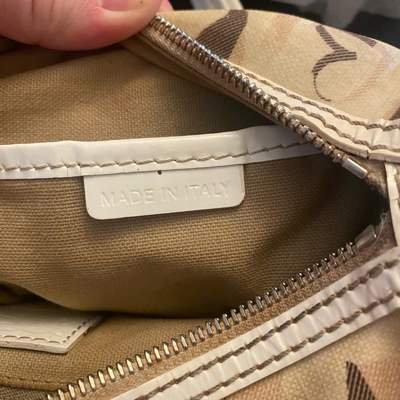 Burberry Patent Nova Check Heart Small #143087B29B - Picture 7 of 9